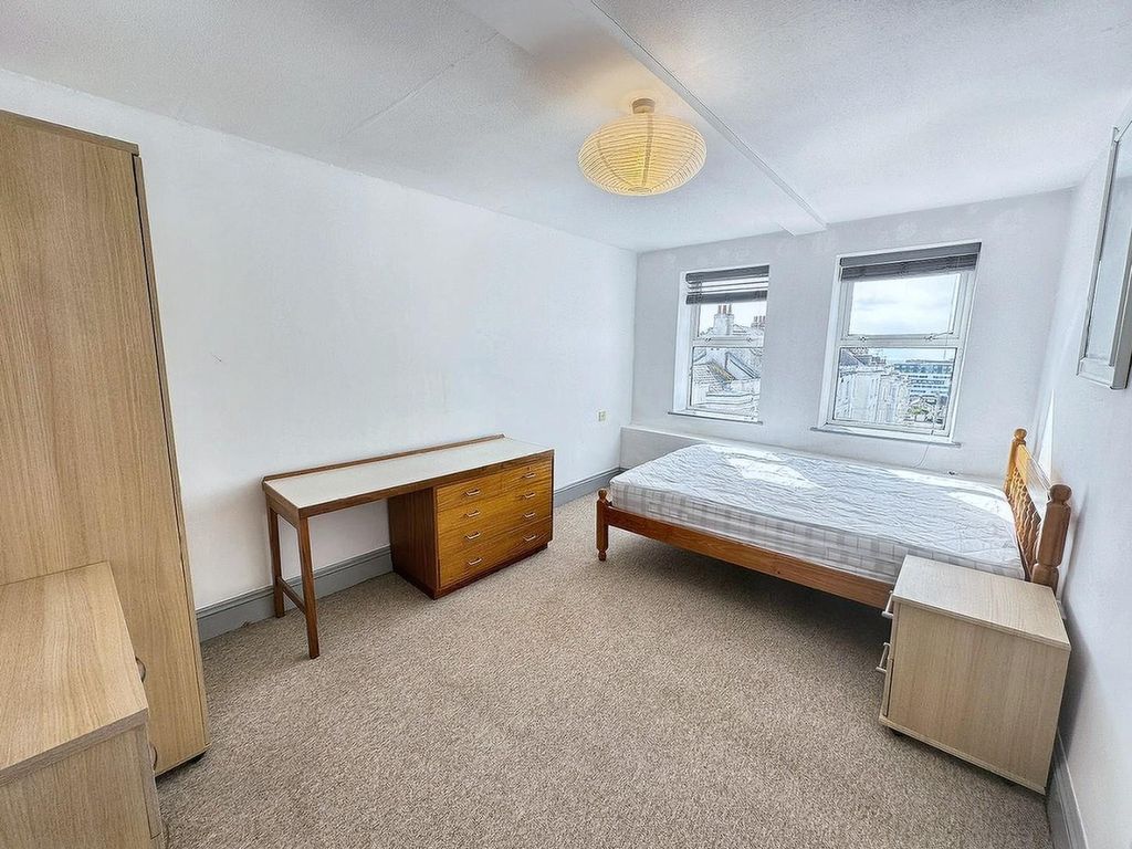 Property photo 3 of 10 Room 6