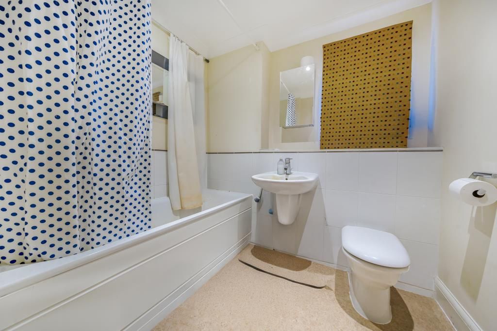 Property photo 3 of 16 Bathroom