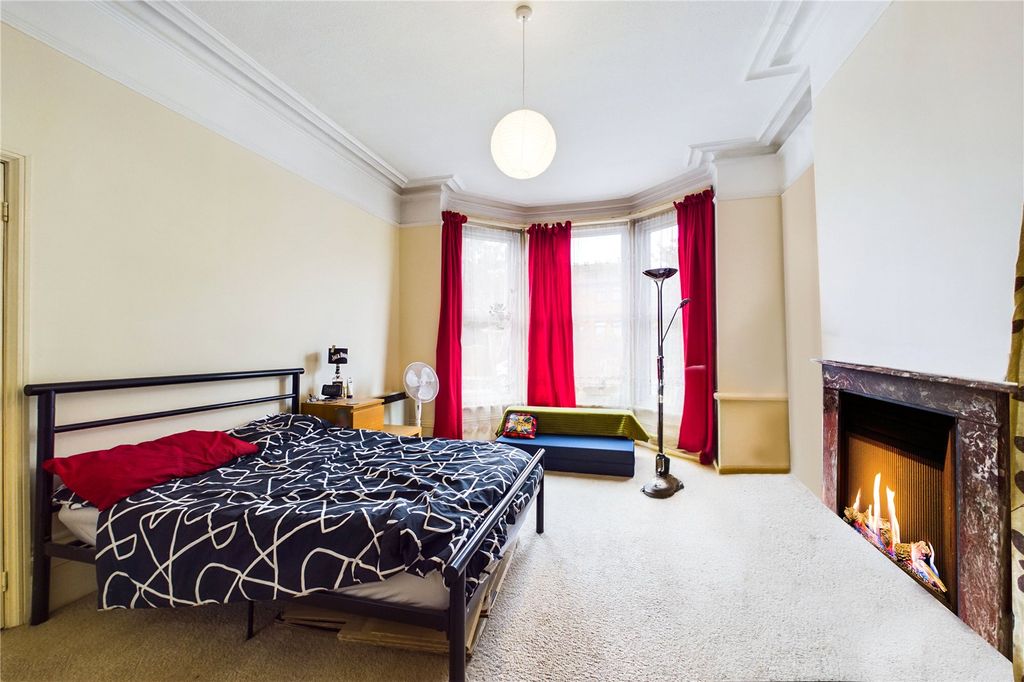 Property photo 2 of 9 Lounge/Bedroom