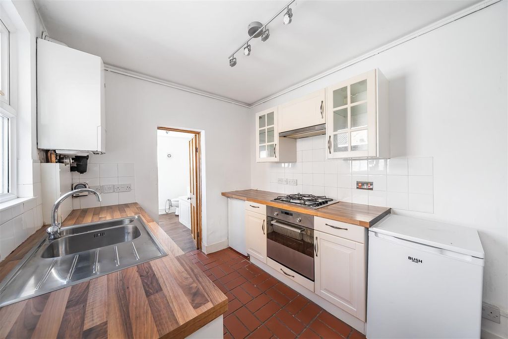 Property photo 3 of 10 Kitchen H.Jpg