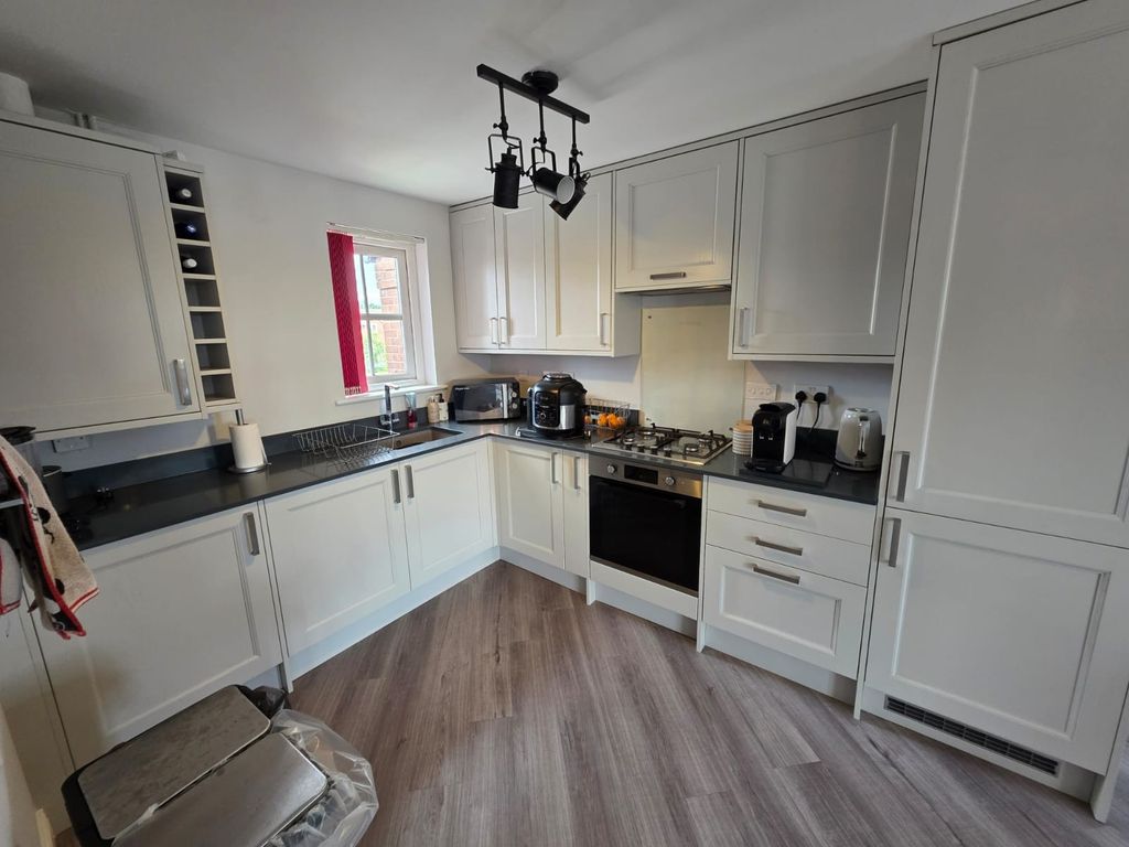 Property photo 1 of 8 Kitchen