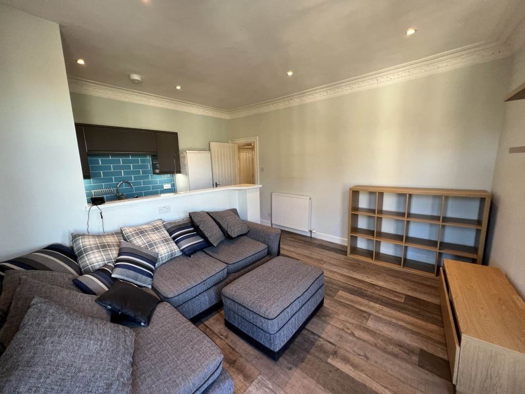 Property photo 1 of 10 Livingroom