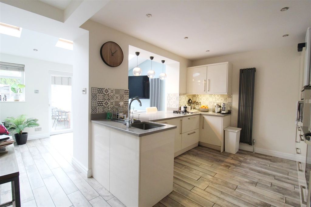 Property photo 3 of 10 Kitchen