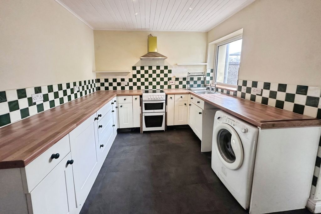 Property photo 3 of 9 Kitchen