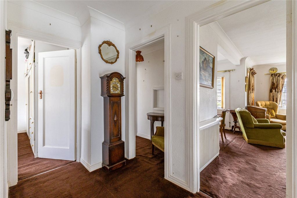 Property photo 2 of 7 Hallway