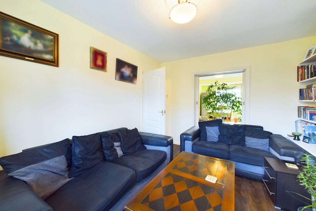 Property photo 3 of 23 Lounge