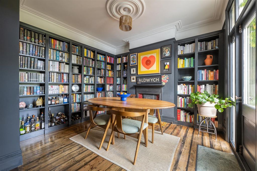 Property photo 3 of 31 Beech Hall Road E4