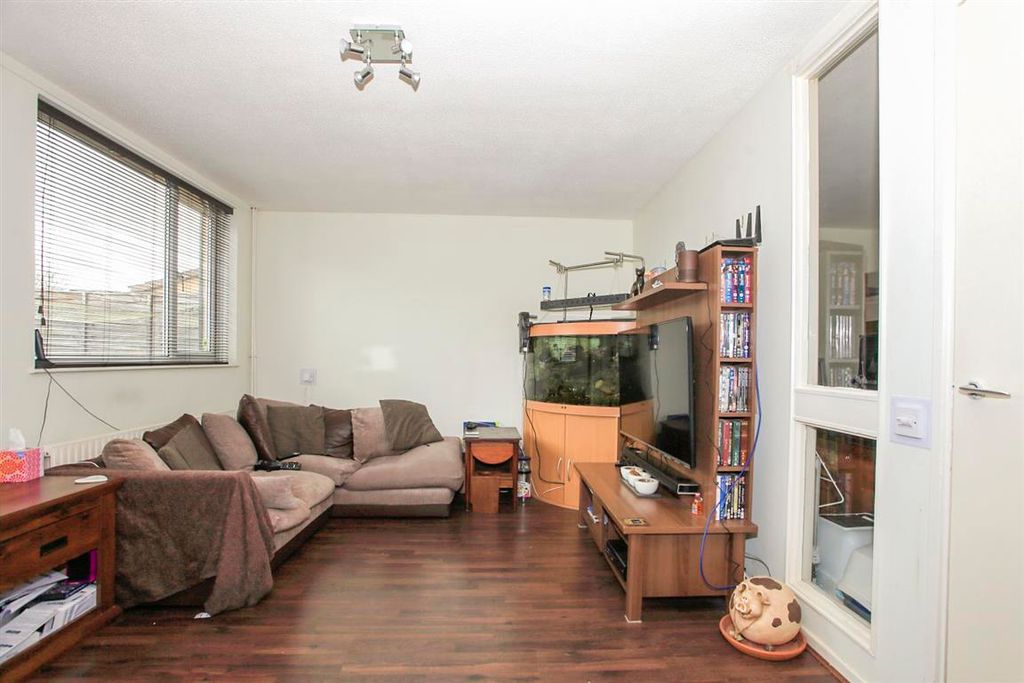 Property photo 3 of 10 Living Room