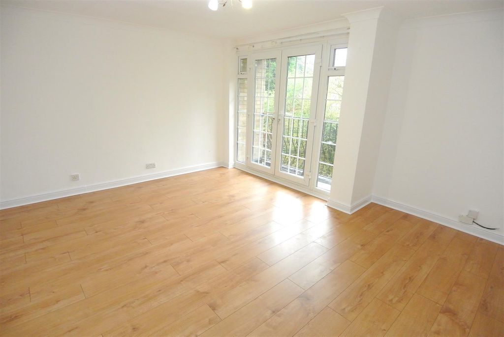 Property photo 3 of 6 Bedroom.Jpg