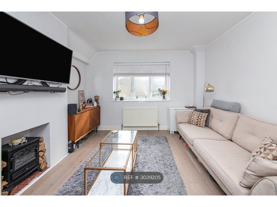 Property photo 3 of 15 Living Room (2)