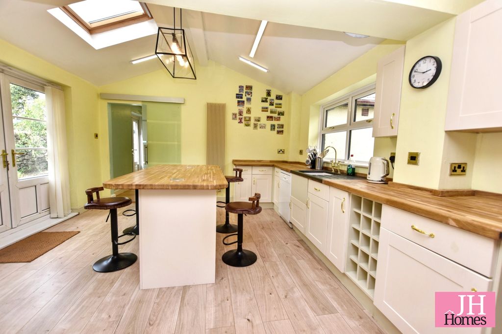 Property photo 3 of 28