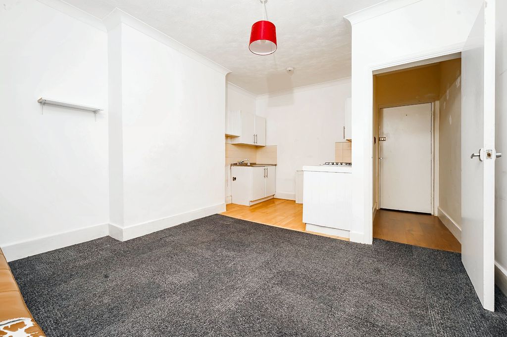 Property photo 2 of 7 Flat 3 Mayfair Court, 9 St. Andrews Road, Southsea Po5 1Ep