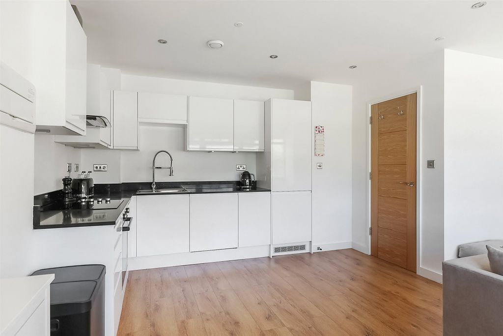 1 bed flat for saleDeepdene Avenue, Dorking, Surrey RH5 photo 5