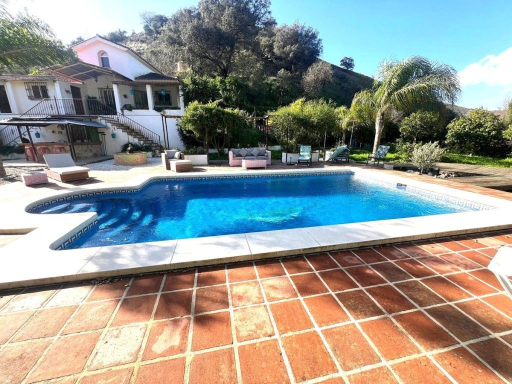 Property photo 1 of 20 Pool 2