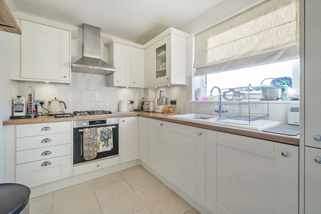 Property photo 2 of 14 Kitchen