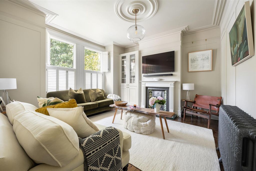 Property photo 2 of 31 Beech Hall Road E4