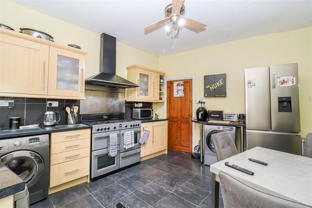 Property photo 3 of 10 Kitchen