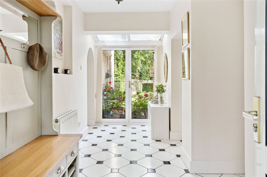 Property photo 3 of 29 Entrance Hall