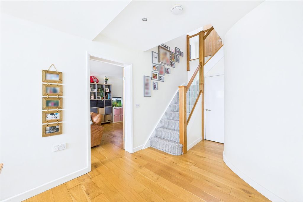 Property photo 2 of 28
