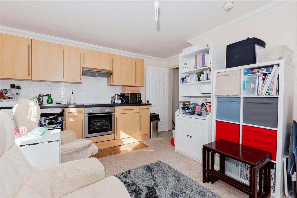 Property photo 3 of 8 Walnut Tree Crt_3.Jpg
