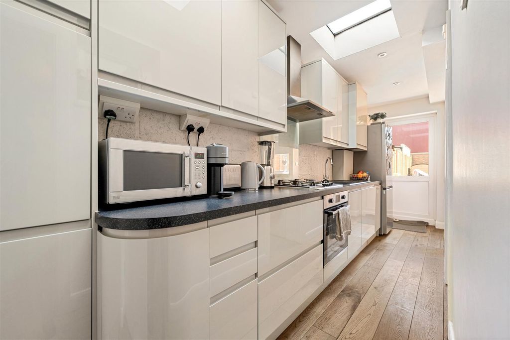 Property photo 3 of 19 St Andrews Road, E17