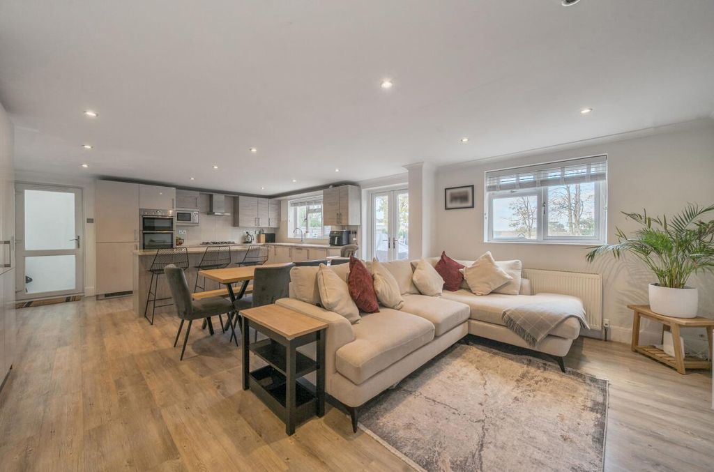 Property photo 3 of 25