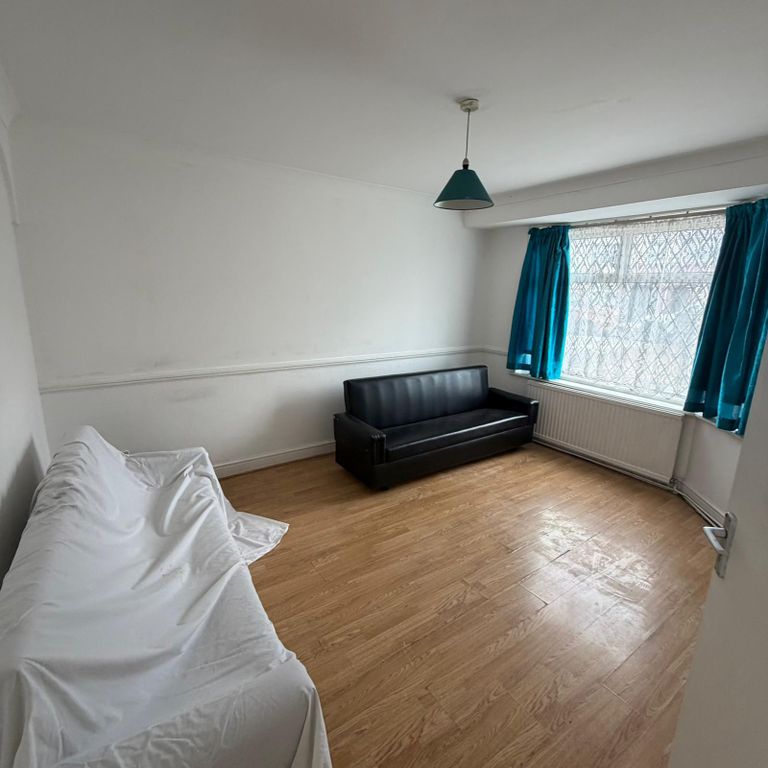 Property photo 1 of 7 4 Bed Terraced House To Rent Berkeley Ave, Cranford Tw4