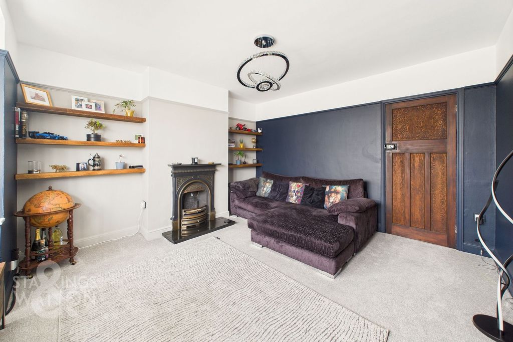 Property photo 2 of 17