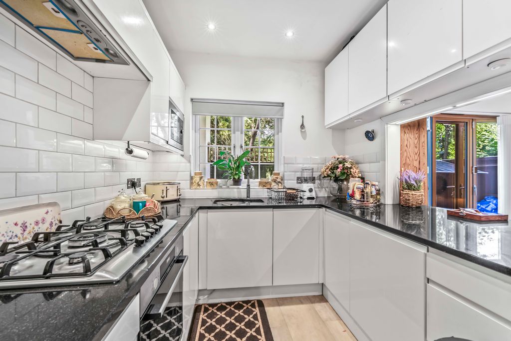 Property photo 3 of 21 2 Park Close, Tw12-17