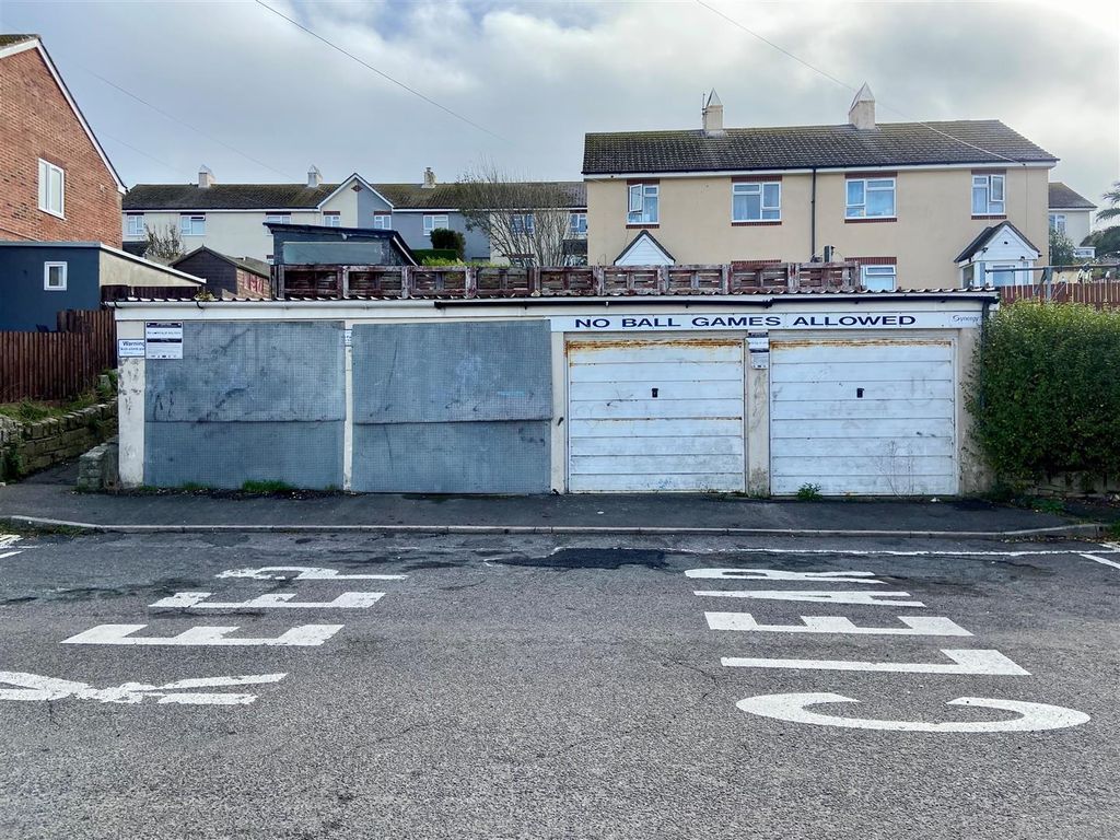 Property photo 2 of 6 Garages