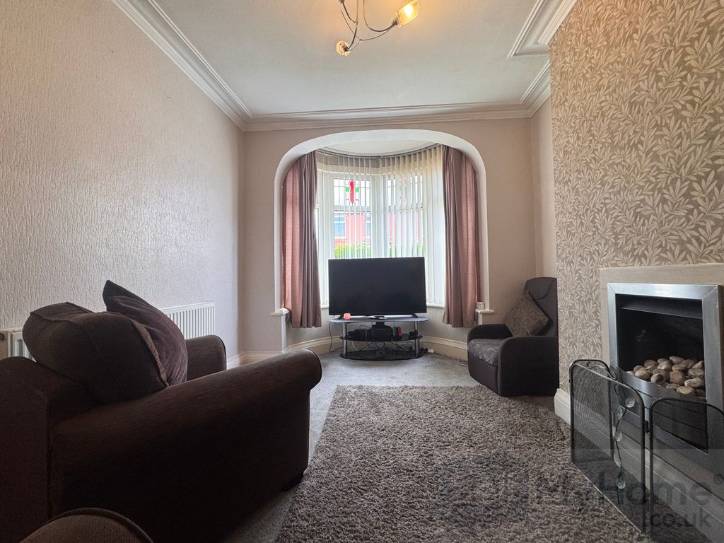 Property photo 3 of 12 Lounge