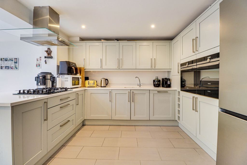 Property photo 3 of 19 Kitchen