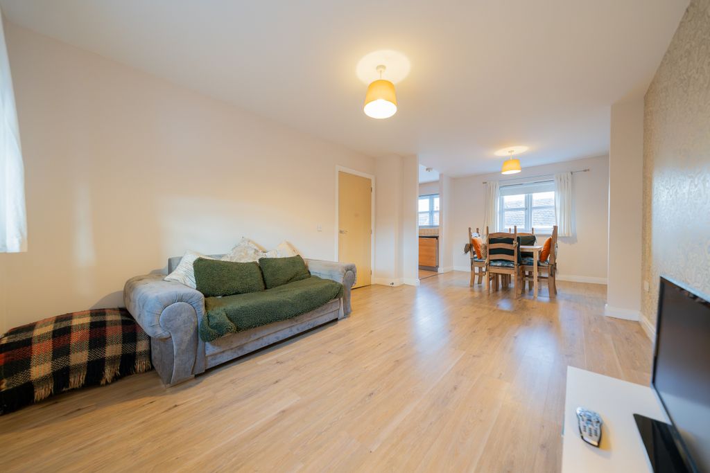 Property photo 2 of 15 .