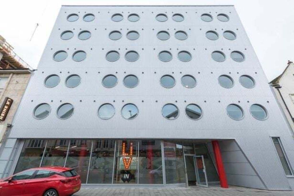 Property photo 3 of 8 Building