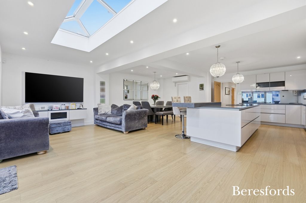 Property photo 2 of 33 Picture No. 28