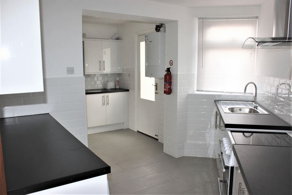 Property photo 2 of 4 69 Larchwood Kitchen 2
