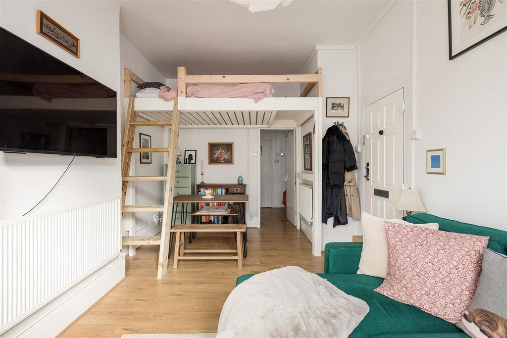 Property photo 3 of 16 Carisbrooke Road, E17