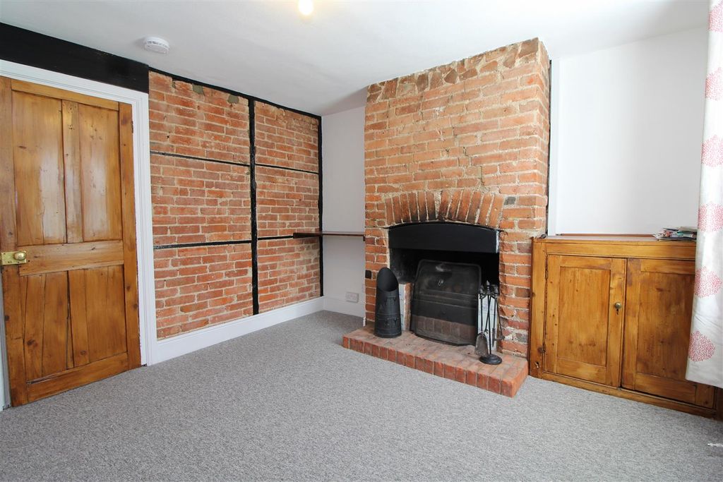 Property photo 2 of 12 Holywell Hill