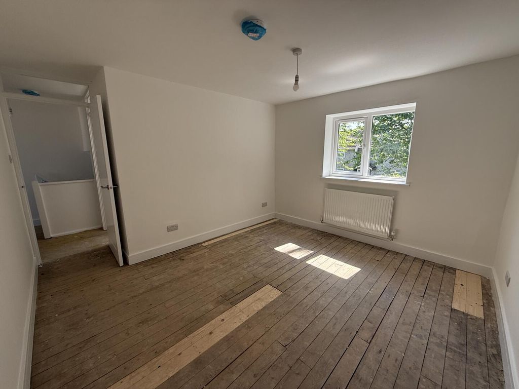 Property photo 2 of 6 Bedroom