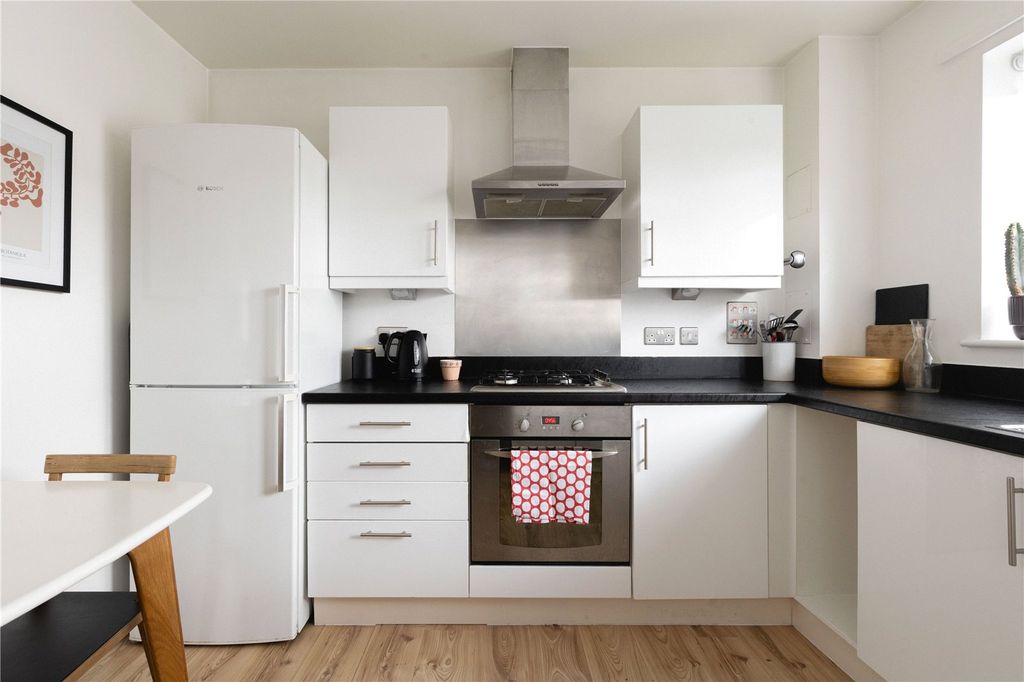 Property photo 2 of 11 Leyla House, E8