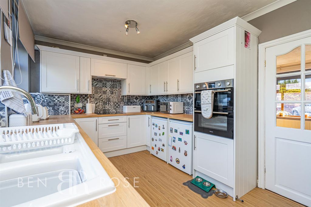 Property photo 3 of 21 Kitchen / Diner