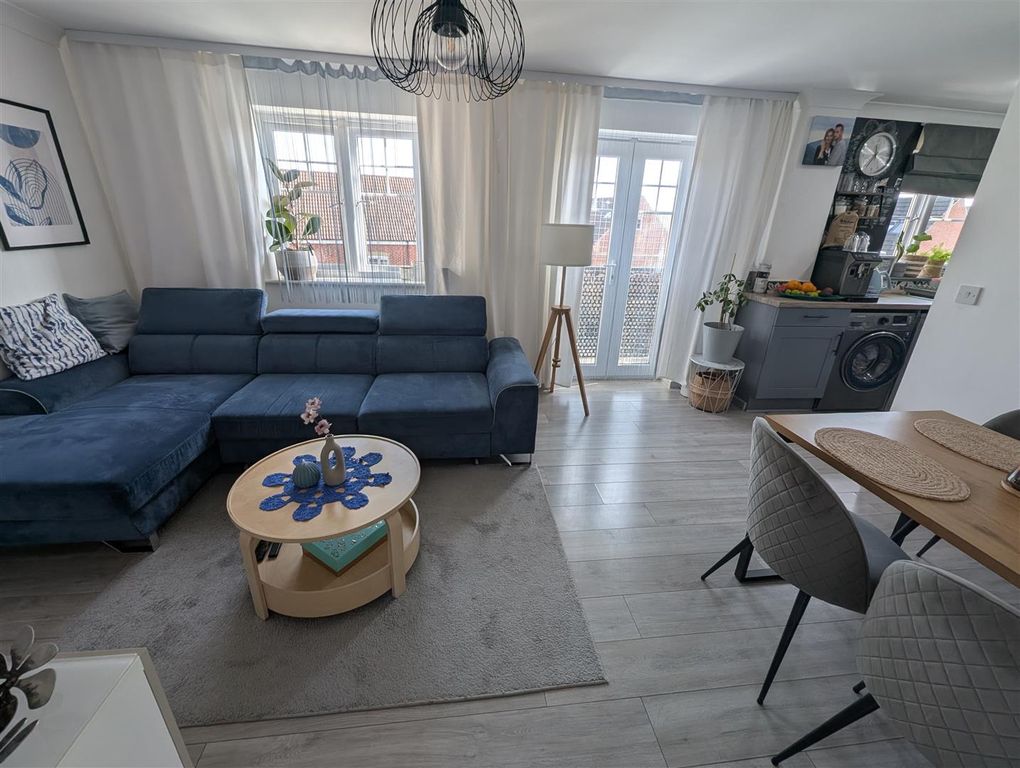 Property photo 1 of 9 Lounge/Dining Area