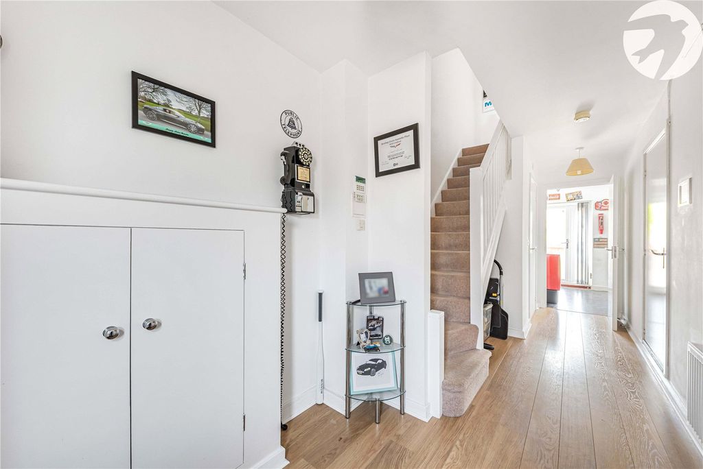 Property photo 2 of 19 Entrance Hall