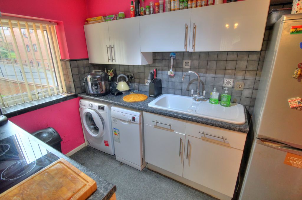 Property photo 3 of 8 Kitchen