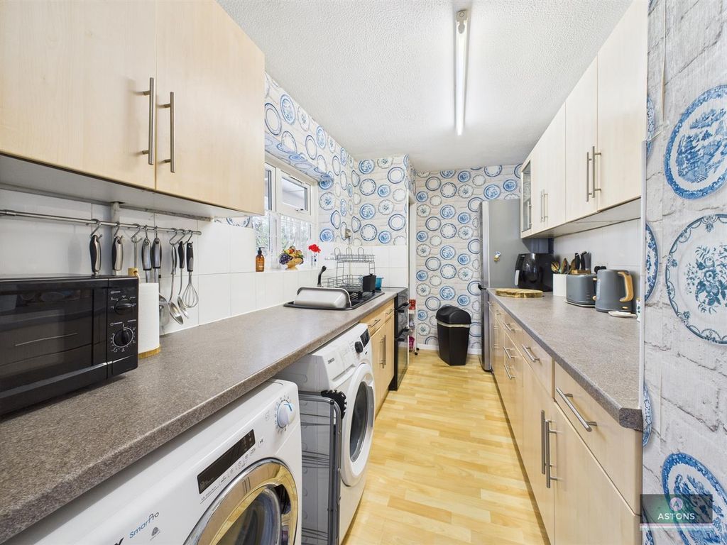 Property photo 3 of 10 Kitchen