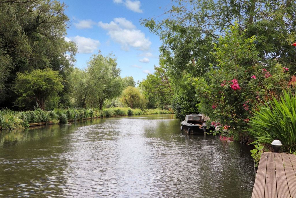 Property photo 2 of 12 River Wey