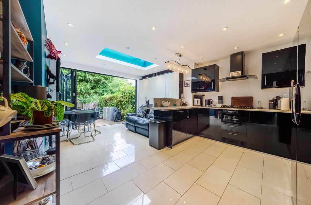 Property photo 2 of 14 Kit-Diner1