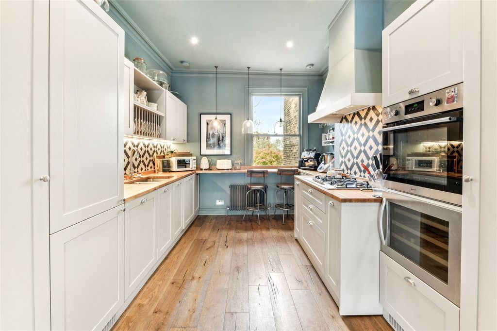 Property photo 2 of 11 Kitchen