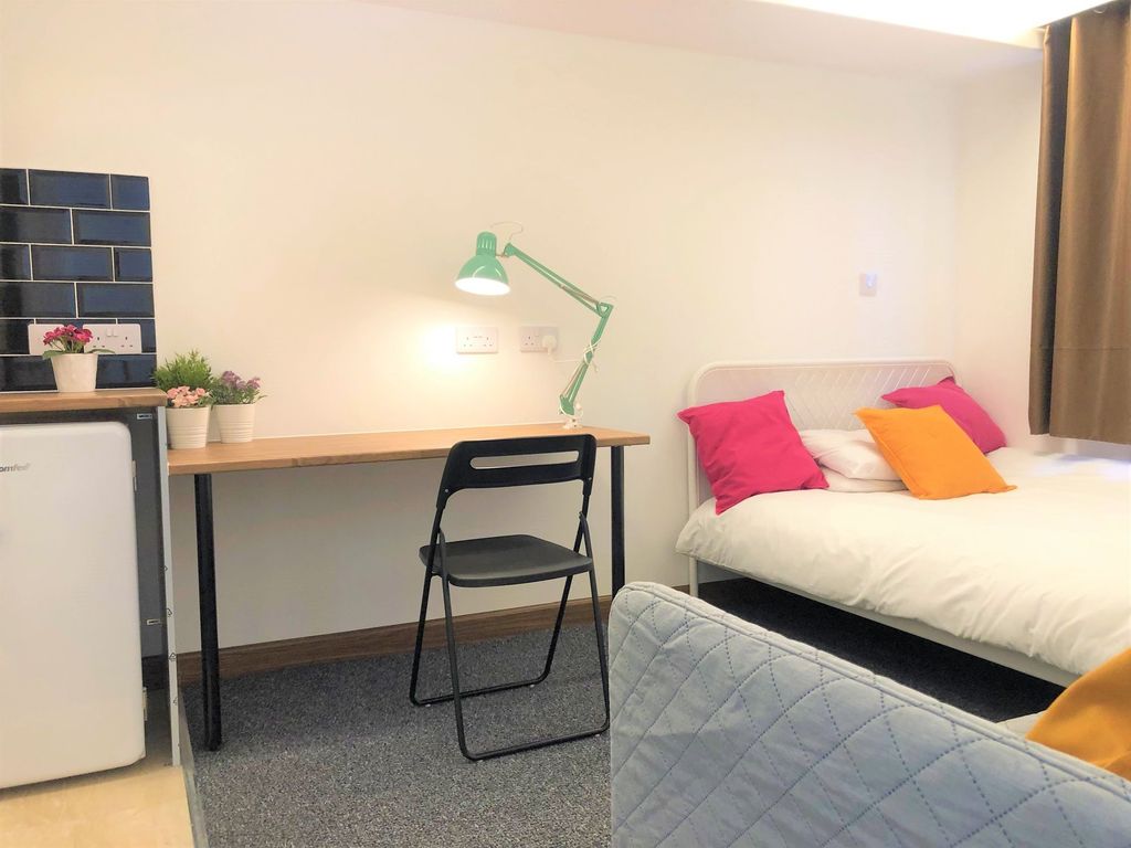 Property photo 2 of 8 Bright And Tidy Single Bedroom Featuring A Cozy Be...