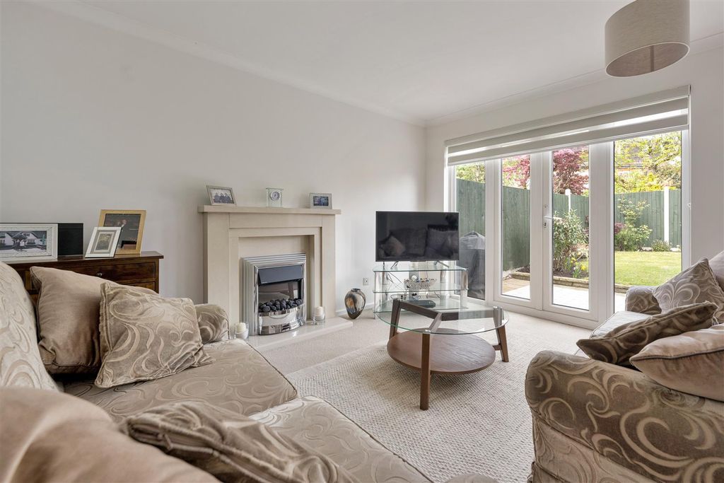 Property photo 2 of 27 Village Close, E4